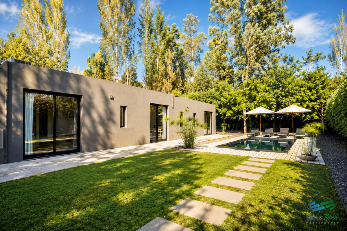 Excelente Casa de 3 Dormitorios en Barrio Privado, La Arbolada - Punta del Este, Venta y Alquiler Anual