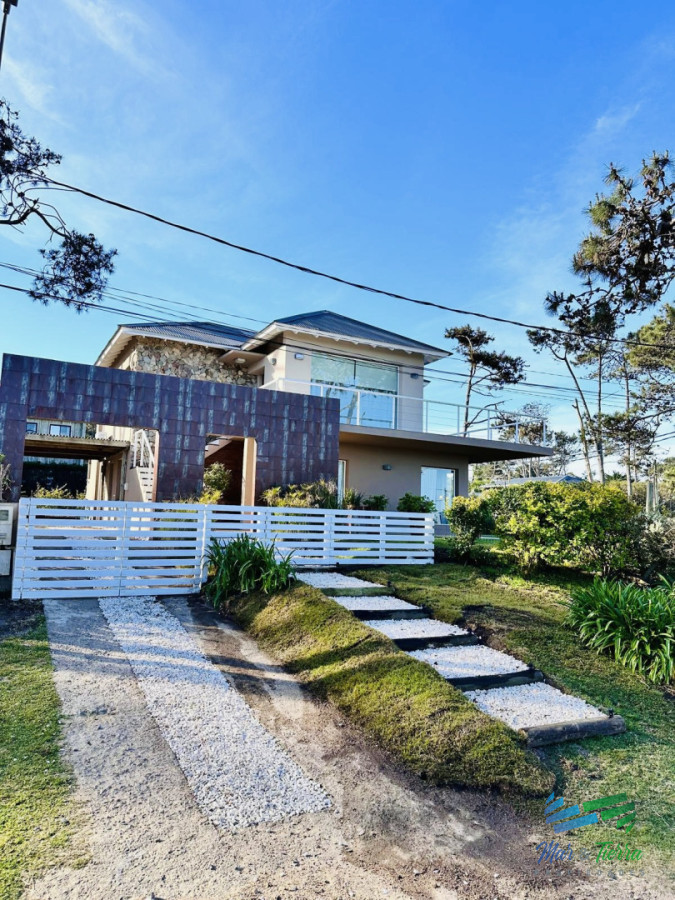 Casa ID.5223 - Excelente Casa de 6 Dormitorios y Piscina en Montoya, La Barra