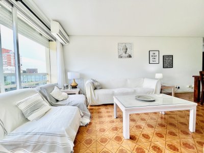 Apartamento de 3 Dormitorios sobre Gorlero, Punta del Este - Venta y Alquiler Anual - Ref : EQP4974