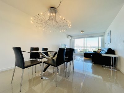 Venta y alquiler temporario de apartamento de un dormitorio en torre de categoría a pasos de Playa Brava - Ref : EQP4511