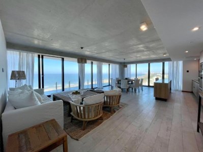 Venta de Apartamento de 2 Dormitorios en suite piso alto de Torre Surfside Village, Punta del Este - Ref : EQP5963