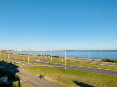 Moderno Penthouse a Estrenar de 3 Dormitorios frente a Playa Mansa - Venta - Ref : EQP4572