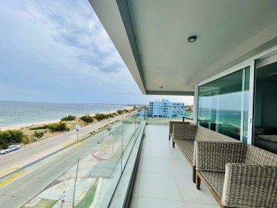Apartamento de 3 Dormitorios y Parrillero Frente al Mar, Playa Mansa - Ref : EQP4812