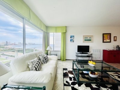 Apartamento de 2 Dormitorios Frente al Mar, con Vista - Playa Mansa, Venta - Ref : EQP4885