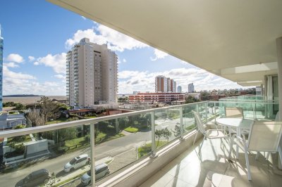 Venta de apartamento de dos dormitorios con parrillero a pasos de Playa Mansa, Punta del Este - Ref : EQP3873