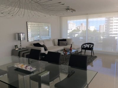 Venta y alquiler de moderno departamento de tres dormitorios más dependencia a pasos de Playa Brava - Ref : EQP4280