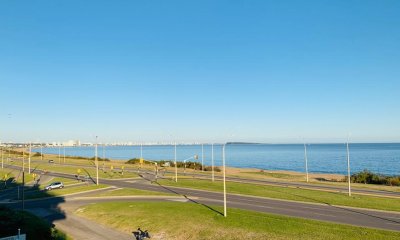 Moderno Penthouse a Estrenar de 3 Dormitorios frente a Playa Mansa - Venta - Ref : EQP4572