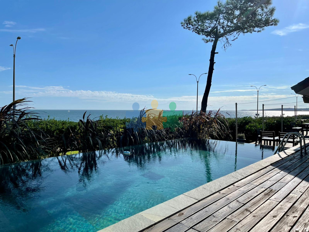 espectacular casa de 4 dormitorios frente a playa mansa - punta del este - ref : eqp5468 - equ5468c