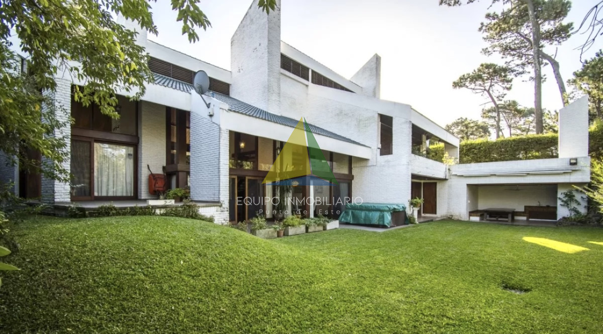 Excelente Casa de 4 Dormitorios en Playa Mansa, Ideal para vivir todo el año - Ref : EQP7916 - EQU7916C