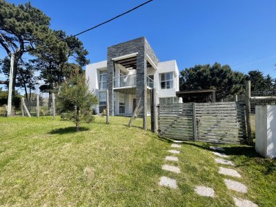 Muy Buena Casa de 5 Dormitorios y Piscina en Rincón del Indio, a Pocos Metros del Mar - Ref : EQP6837