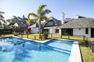 Venta de casa de 4 dormitorios más dependencia y hermosa piscina con gran parque en Playa Mansa, Punta del Este - Ref : EQP4405