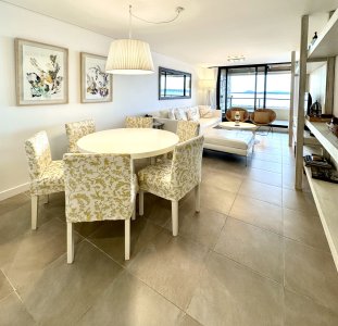 Venta de apartamento de dos dormitorios con parrillero de uso exclusivo en Punta Ballena