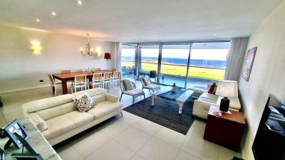 Venta y alquiler temporario de exclusivo departamento de cuatro dormitorios mas dependencia con piscina propia y parrillero, Tiburón Terraza, Brava