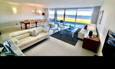 Venta y alquiler temporario de exclusivo departamento de cuatro dormitorios mas dependencia con piscina propia y parrillero, Tiburón Terraza, Brava
