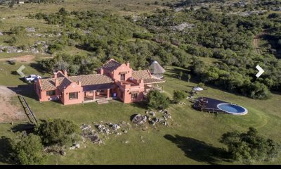 Venta de maravillosa chacra de 16 hectareas con vista a las Sierras, casa principal y casas secundarias entre Maldonado y Minas a pasos de Pueblo Eden