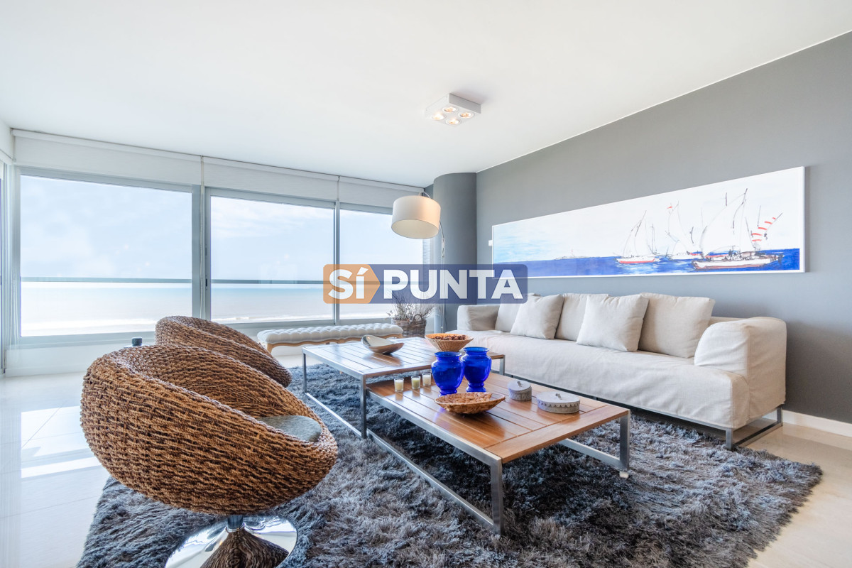 Moderno Apartamento sobre playa Brava en torre Le Parc, cuenta con dos dormitorios más dependencia de servicio. Punta del Este - SPT9300A