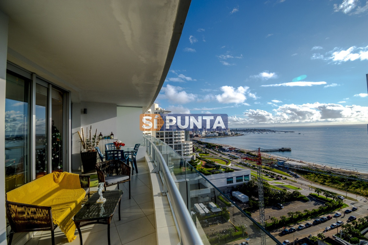 Venta de apartamento de tres dormitorios más dependencia en playa Mansa, Punta del Este - SPT7710A