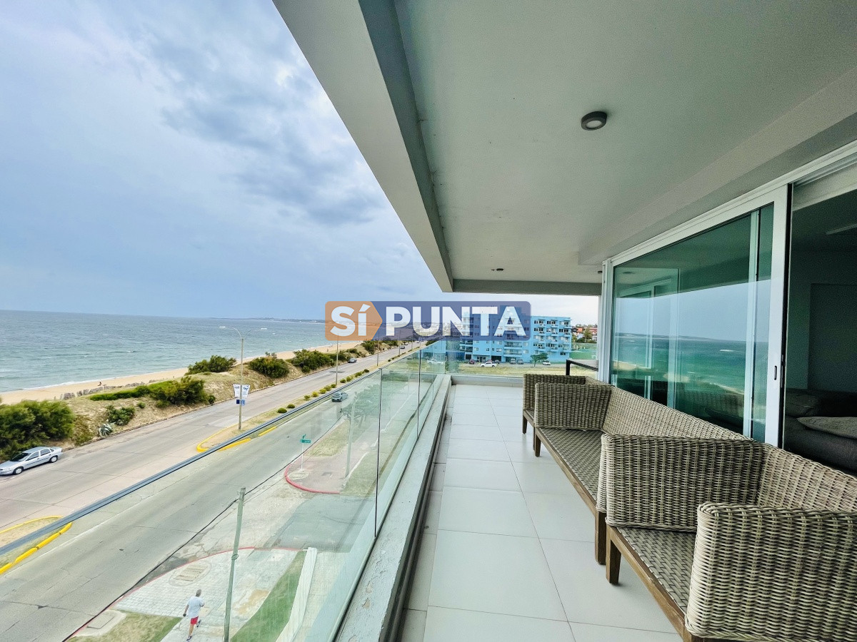 Apartamento de 3 Dormitorios y Parrillero Frente al Mar, Playa Mansa - SPT8544A