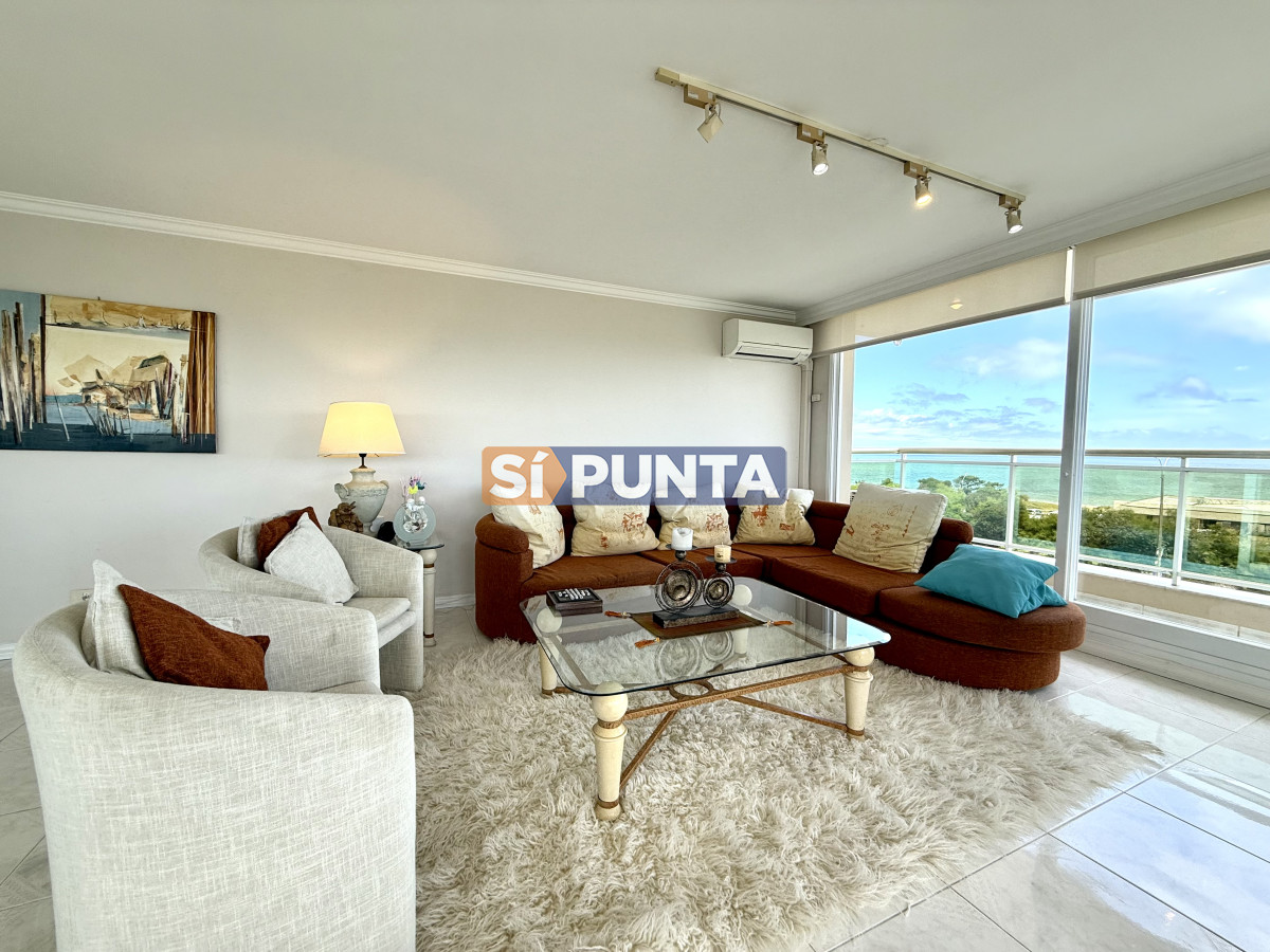 Alquiler temporario de apartamento esquinero de tres dormitorios más dependencia de servicio sobre Playa Mansa, Punta del Este - SPT13760A