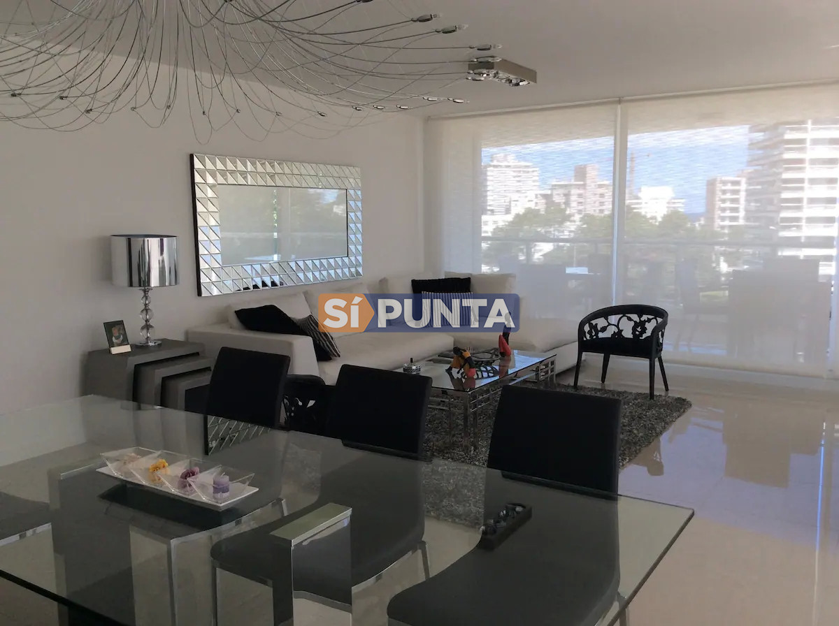 Venta y alquiler de moderno departamento de tres dormitorios más dependencia a pasos de Playa Brava - SPT9299A