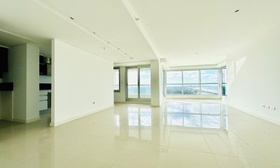 Venta de penthouse en Playa Brava de tres dormitorios mas dependencia de servicio y parrilleros