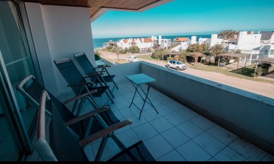 Venta y alquiler temporario de apartamento penthouse de tres dormitorios en Montoya, a pasos de la Playa