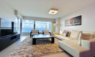 Oportunidad en Venta, Moderno Apartamento de 2 Dormitorios y Dependencia sobre Primera Línea de playa Brava, Le Parc