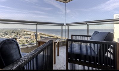 Venta de penthouse en Playa Brava de tres dormitorios mas dependencia de servicio y parrilleros
