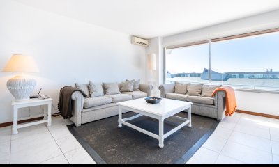 Venta y alquiler temporario de apartamento penthouse de tres dormitorios en playa Montoya