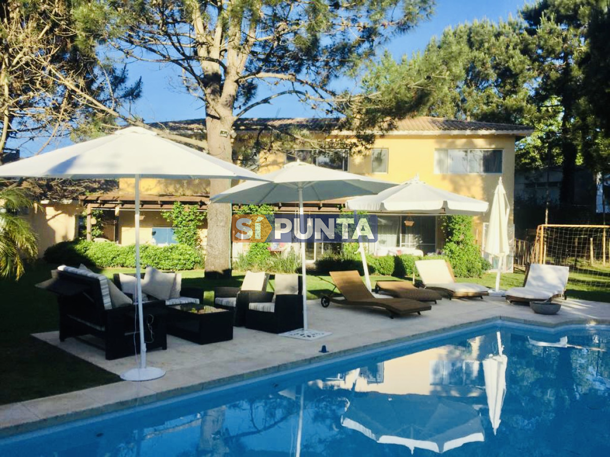 Excelente Casa de 5 Dormitorios en Barrio Privado La Arbolada, Punta del Este - SPT9244C