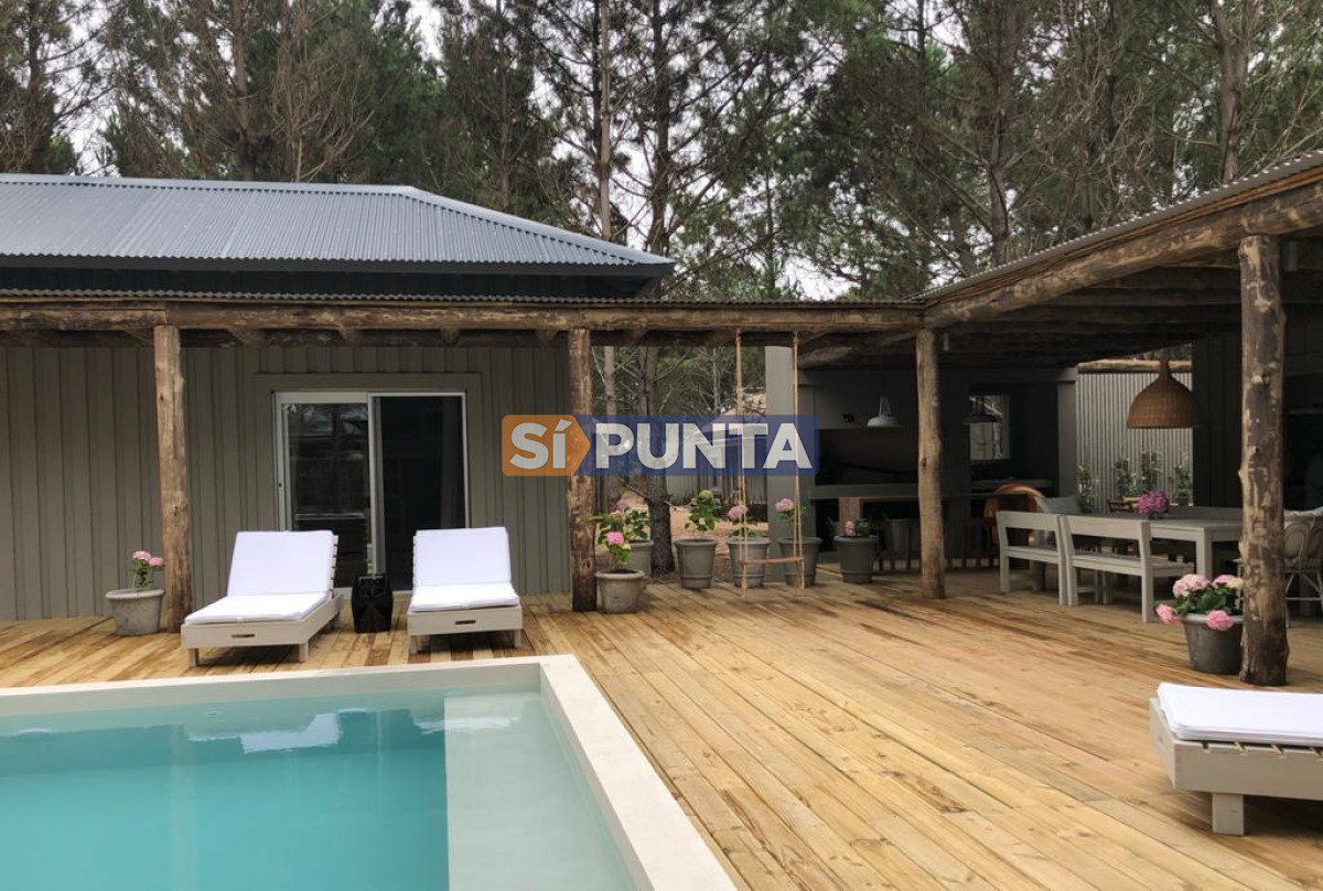 Venta y alquiler temporario de exclusiva casa de cuatro dormitorios mas dependencia en Barrio Pinar del Faro, Jose Ignacio - SPT10829C