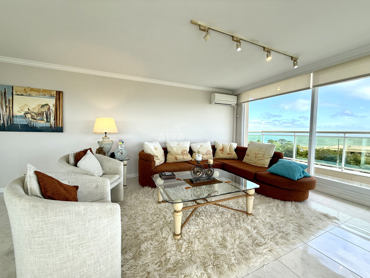 Apartamento ID.4245 - Alquiler apartamento Punta del Este, esquinero de tres dormitorios más dependencia de servicio sobre Playa Mansa, Punta del Este