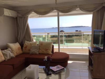 Alquiler apartamento Punta del Este, esquinero de tres dormitorios más dependencia de servicio sobre Playa Mansa, Punta del Este