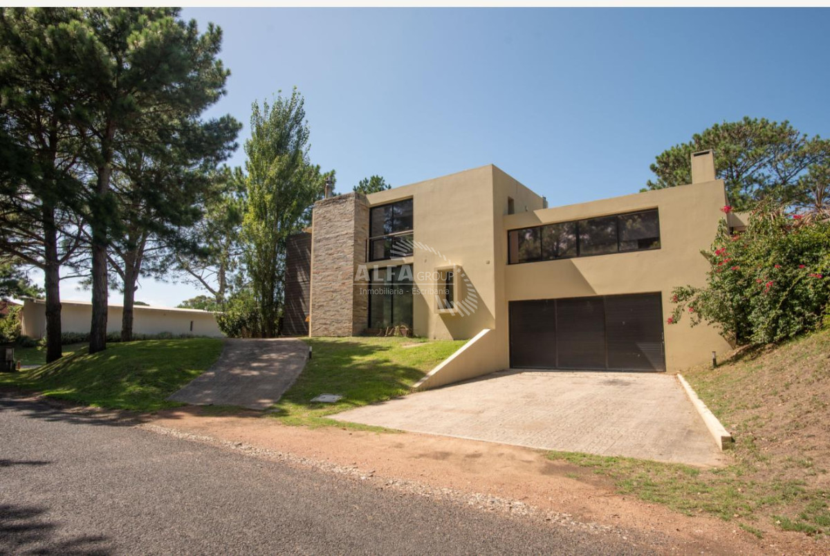 Casa ID.6626 - Gran casa en venta dentro de barrio privado La Residence de 3 dormitorios más dependencia y piscina climatizada, Punta del Este