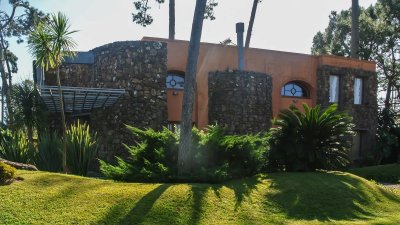 Excelente Casa de 5 Dormitorios, Piscina y Barbacoa en Barrio Privado, Punta del Este