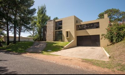 Gran casa en venta dentro de barrio privado La Residence de 3 dormitorios más dependencia y piscina climatizada, Punta del Este
