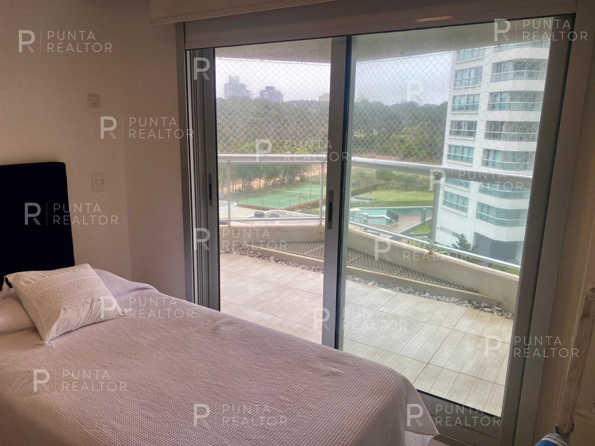 Apartamento ID.2413 - Moderno Apartamento de 2 Dormitorios y Dependencia a Pasos de Playa Brava