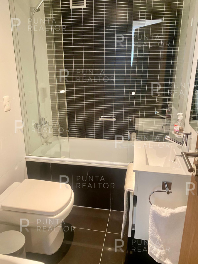 Apartamento ID.2413 - Moderno Apartamento de 2 Dormitorios y Dependencia a Pasos de Playa Brava