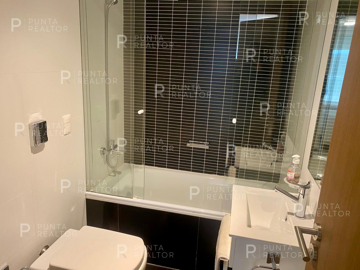 Apartamento ID.2413 - Moderno Apartamento de 2 Dormitorios y Dependencia a Pasos de Playa Brava