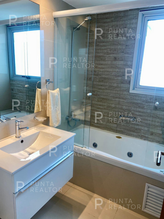 Apartamento ID.2413 - Moderno Apartamento de 2 Dormitorios y Dependencia a Pasos de Playa Brava