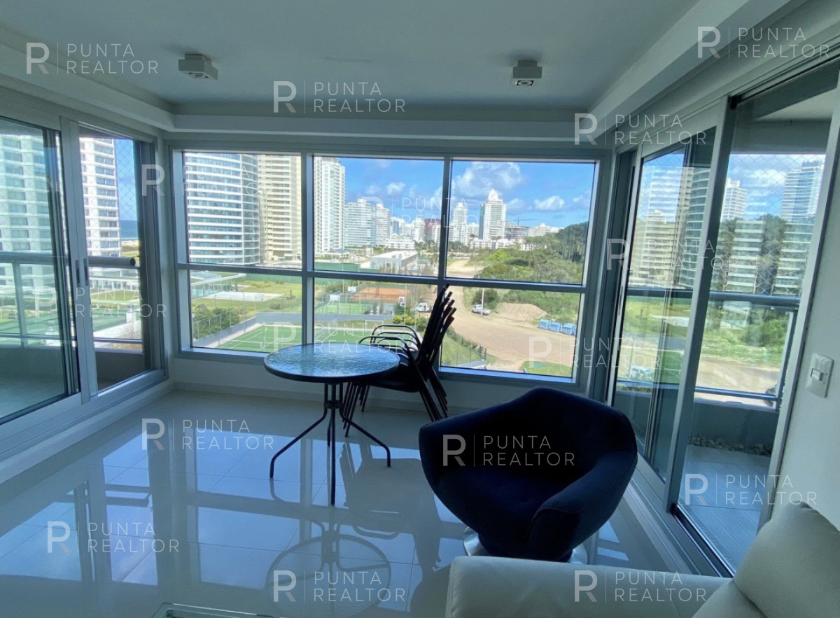Apartamento ID.2413 - Moderno Apartamento de 2 Dormitorios y Dependencia a Pasos de Playa Brava