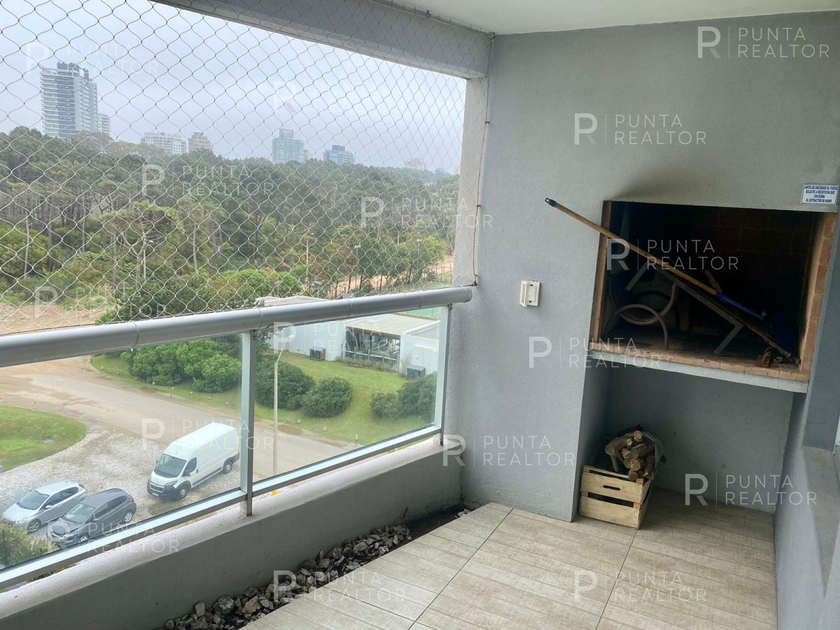 Apartamento ID.2413 - Moderno Apartamento de 2 Dormitorios y Dependencia a Pasos de Playa Brava
