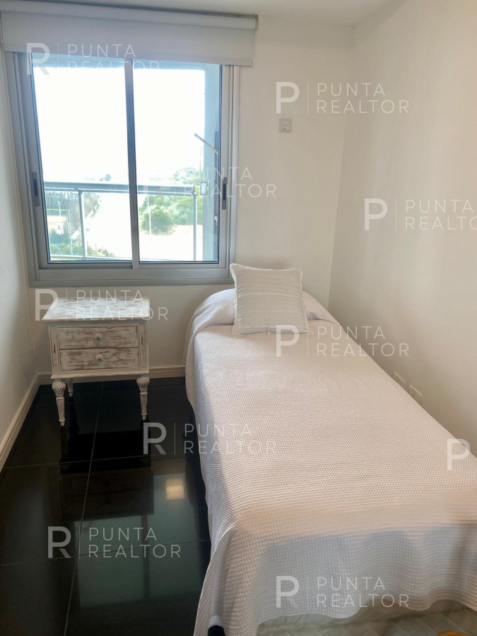 Apartamento ID.2413 - Moderno Apartamento de 2 Dormitorios y Dependencia a Pasos de Playa Brava