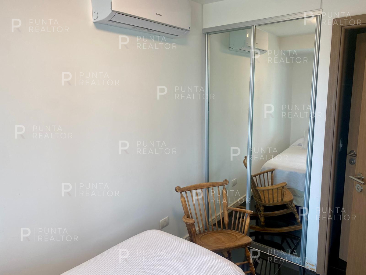 Apartamento ID.2413 - Moderno Apartamento de 2 Dormitorios y Dependencia a Pasos de Playa Brava