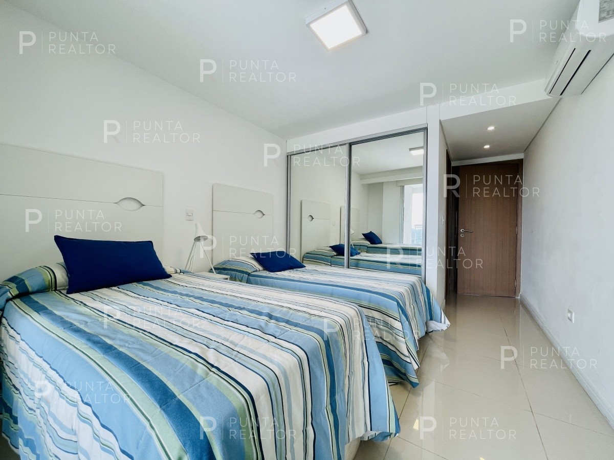 Apartamento ID.1343 - Alquiler temporario y venta de apartamento de dos dormitorios con parrillero de uso exclusivo, Playa Brava.