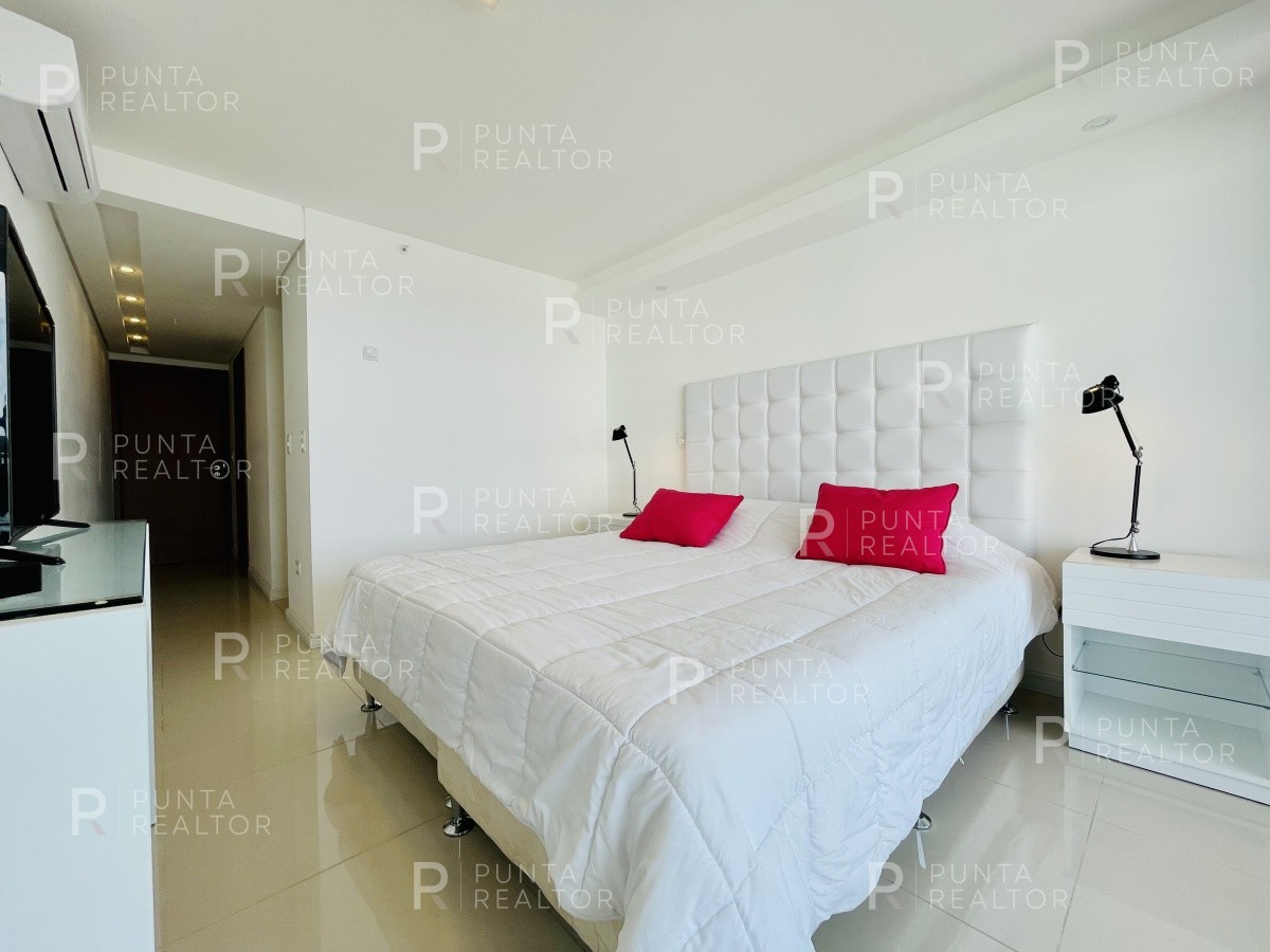 Apartamento ID.1343 - Alquiler temporario y venta de apartamento de dos dormitorios con parrillero de uso exclusivo, Playa Brava.