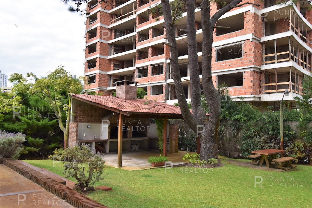 Apartamento ID.1596 - Apartamento de 2 Dormitorios en Aidy Grill a Pocos Metros de Playa Brava - Venta