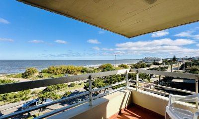 Venta de apartamento sobre primera fila de Mar en Playa Mansa. tres dormitorios