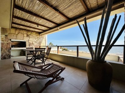 Venta de fabuloso apartamento de dormitorio y medio con dos baños en Punta Ballena