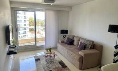 Venta de apartamento de 1 dormitorio con parrillero exclusivo en moderna torre de playa brava